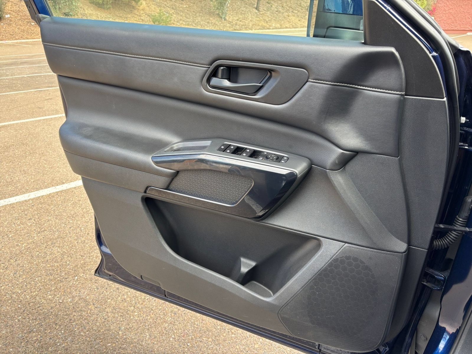 Used 2025 Nissan Pathfinder SV FWD image 18