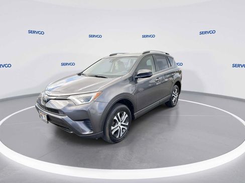 Used 2018 Toyota RAV4 LE FWD image 4