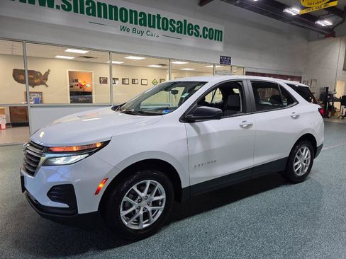 Used 2022 Chevrolet Equinox LS FWD image 2