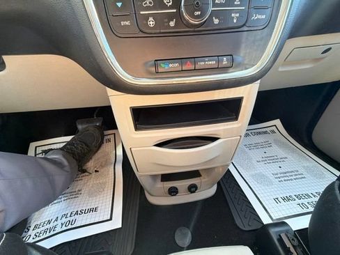 Used 2014 Chrysler Town & Country Touring-L w/ Driver Convenience Group FWD image 41