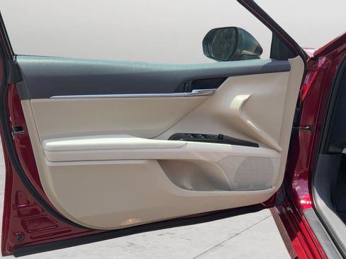 Used 2018 Toyota Camry LE FWD image 11