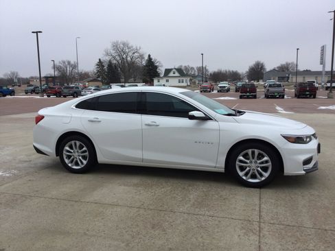 Used 2018 Chevrolet Malibu LT image 3