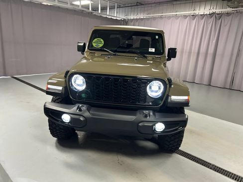 Used 2025 Jeep Gladiator Sport AWD/4WD image 2