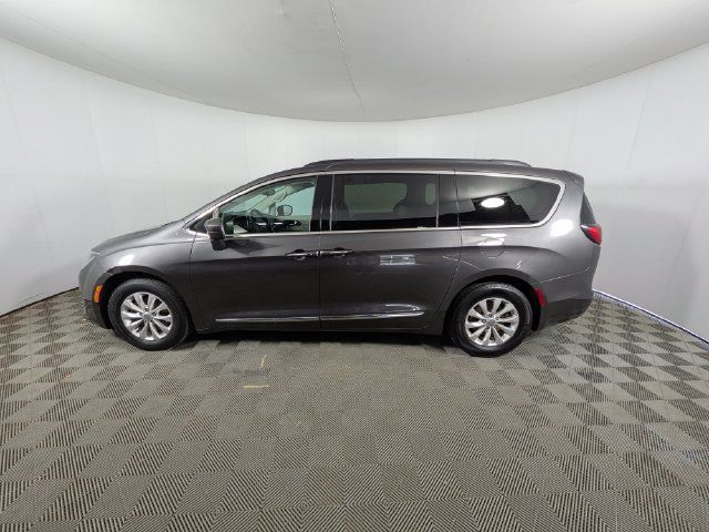 Used 2017 Chrysler Pacifica Touring-L FWD image 17