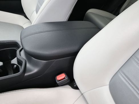 Used 2021 Toyota RAV4 XLE Premium image 26