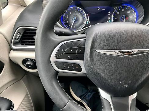 Used 2023 Chrysler Pacifica Touring-L FWD image 23