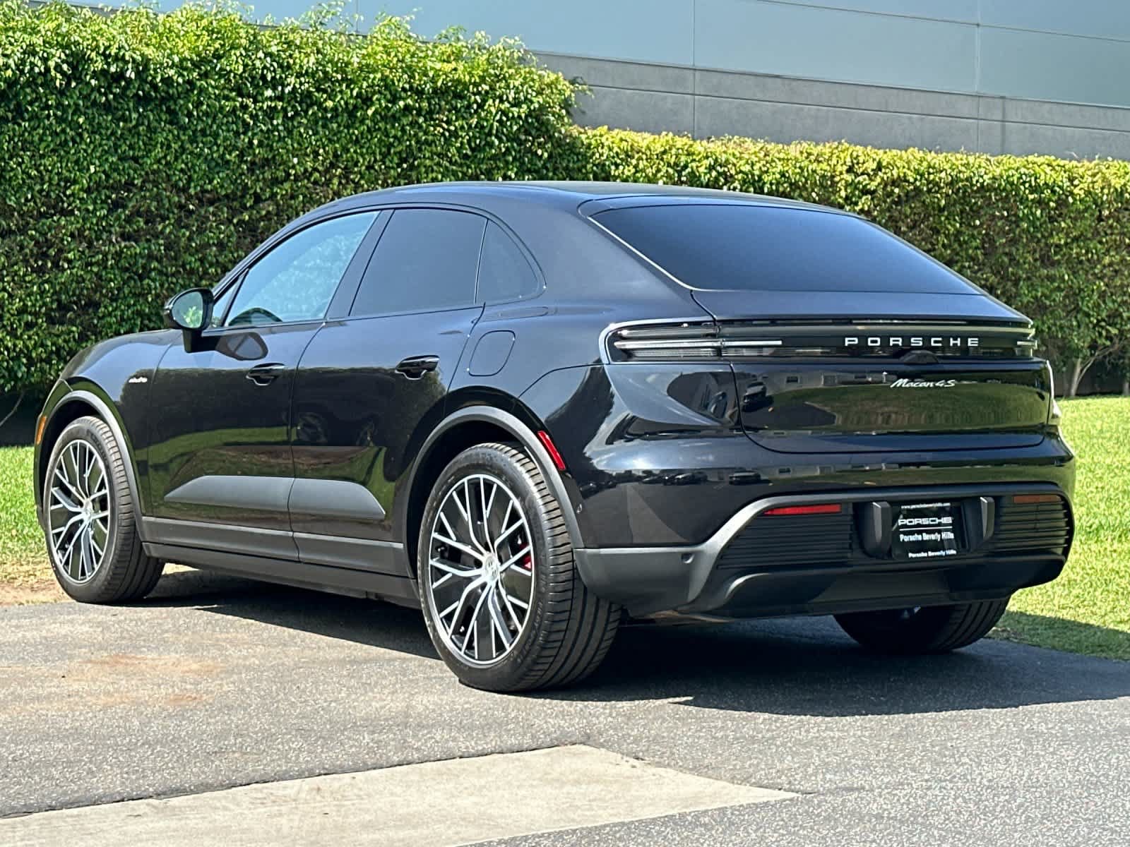 Certified 2025 Porsche Macan 4S Electric AWD/4WD image 3