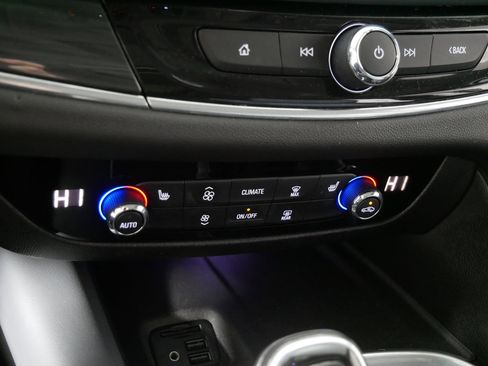 Used 2020 Buick Enclave Essence image 23