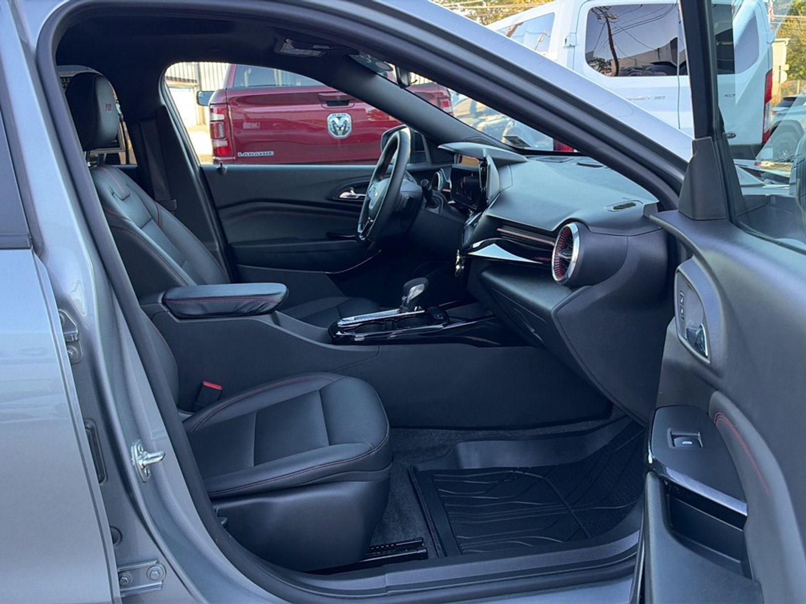 Used 2025 Chevrolet Trax RS w/ Sunroof Package FWD image 14