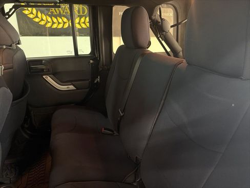 Used 2016 Jeep Wrangler Unlimited Sahara w/ Connectivity Group image 14