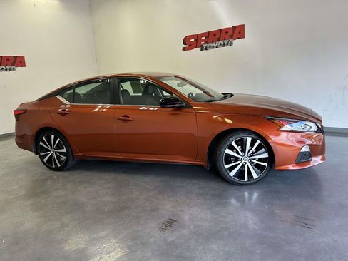 Used 2020 Nissan Altima 2.5 SR w/ Premium Package FWD image 2
