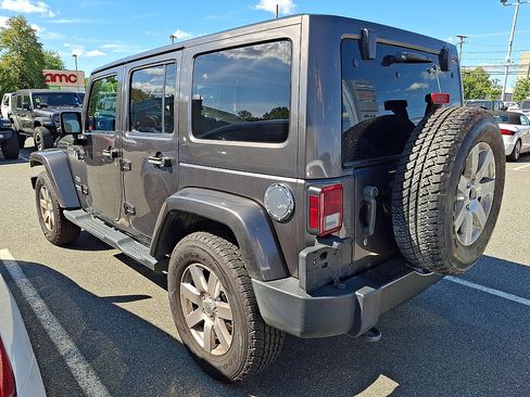Used 2016 Jeep Wrangler Unlimited Sahara w/ Connectivity Group AWD/4WD image 3