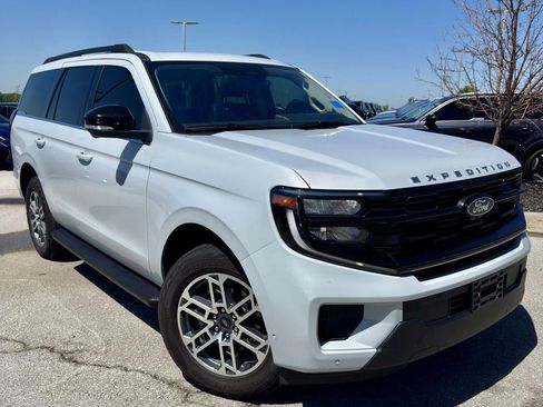 Used 2025 Ford Expedition Active AWD/4WD image 7