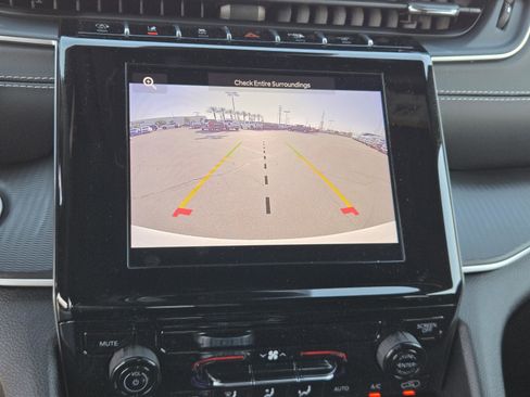 Used 2025 Jeep Grand Cherokee Laredo X image 8