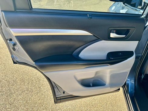 Used 2019 Toyota Highlander XLE image 18