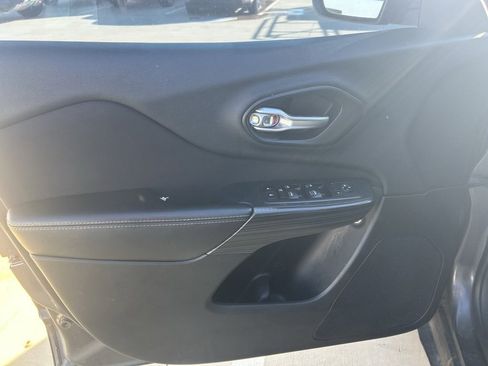 Used 2016 Jeep Cherokee Latitude image 3