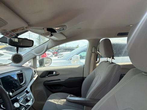 Used 2017 Chrysler Pacifica Touring w/ Tire & Wheel Group FWD image 6