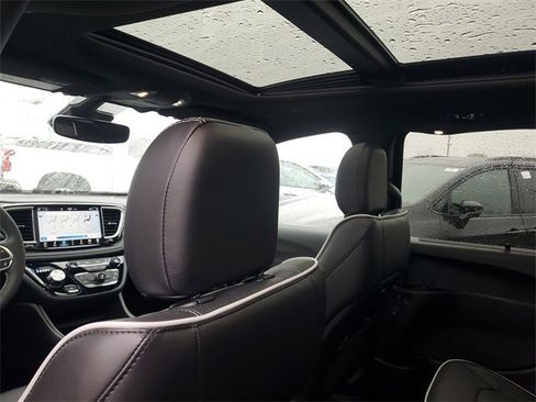 New 2026 Chrysler Pacifica Limited w/ Trailer Tow Group image 12