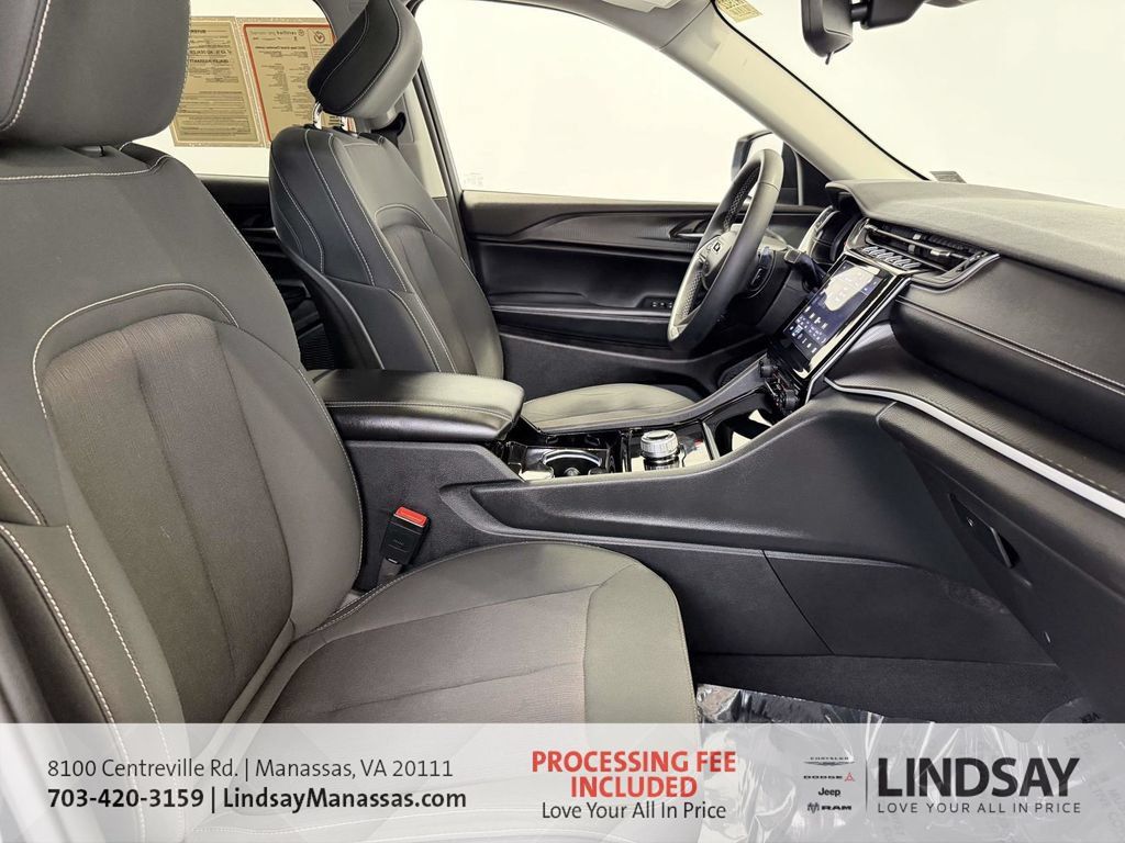 Used 2023 Jeep Grand Cherokee Laredo AWD/4WD image 15