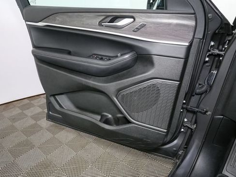 Used 2025 Jeep Grand Cherokee Limited AWD/4WD image 42