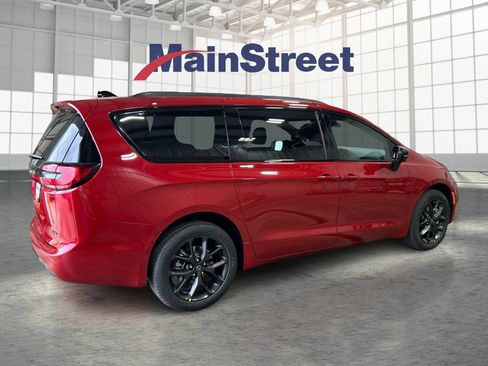 New 2026 Chrysler Pacifica Select AWD/4WD image 5