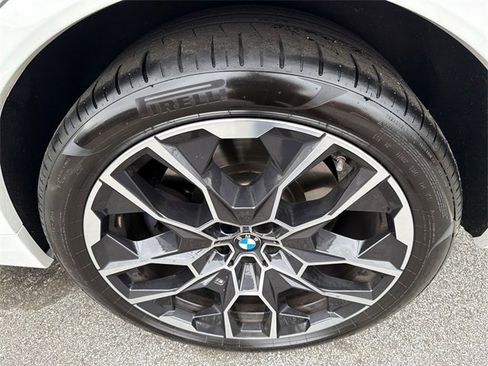 Used 2025 BMW X7 M60i image 21