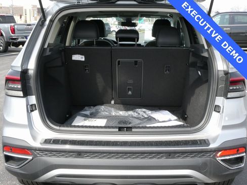 Used 2025 Volkswagen Taos SE image 27