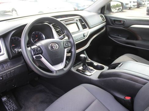 Used 2019 Toyota Highlander LE FWD image 21