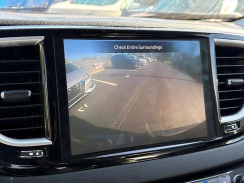 Used 2023 Chrysler Pacifica Touring-L image 9