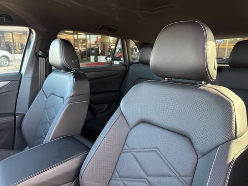 Used 2024 Volkswagen Atlas Cross Sport SE image 19