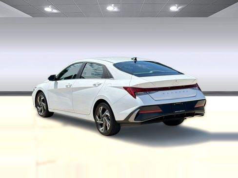 Used 2025 Hyundai Elantra SEL FWD image 3