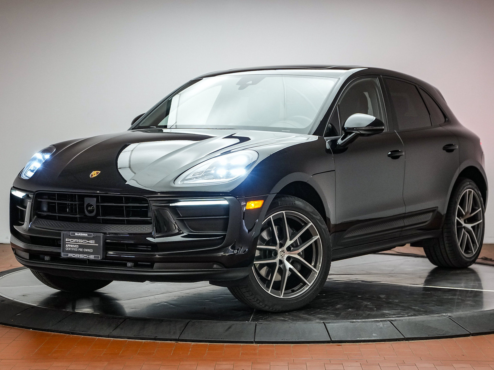 Certified 2024 Porsche Macan AWD/4WD image 1