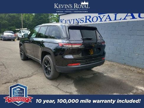 Used 2025 Jeep Grand Cherokee Altitude AWD/4WD image 8