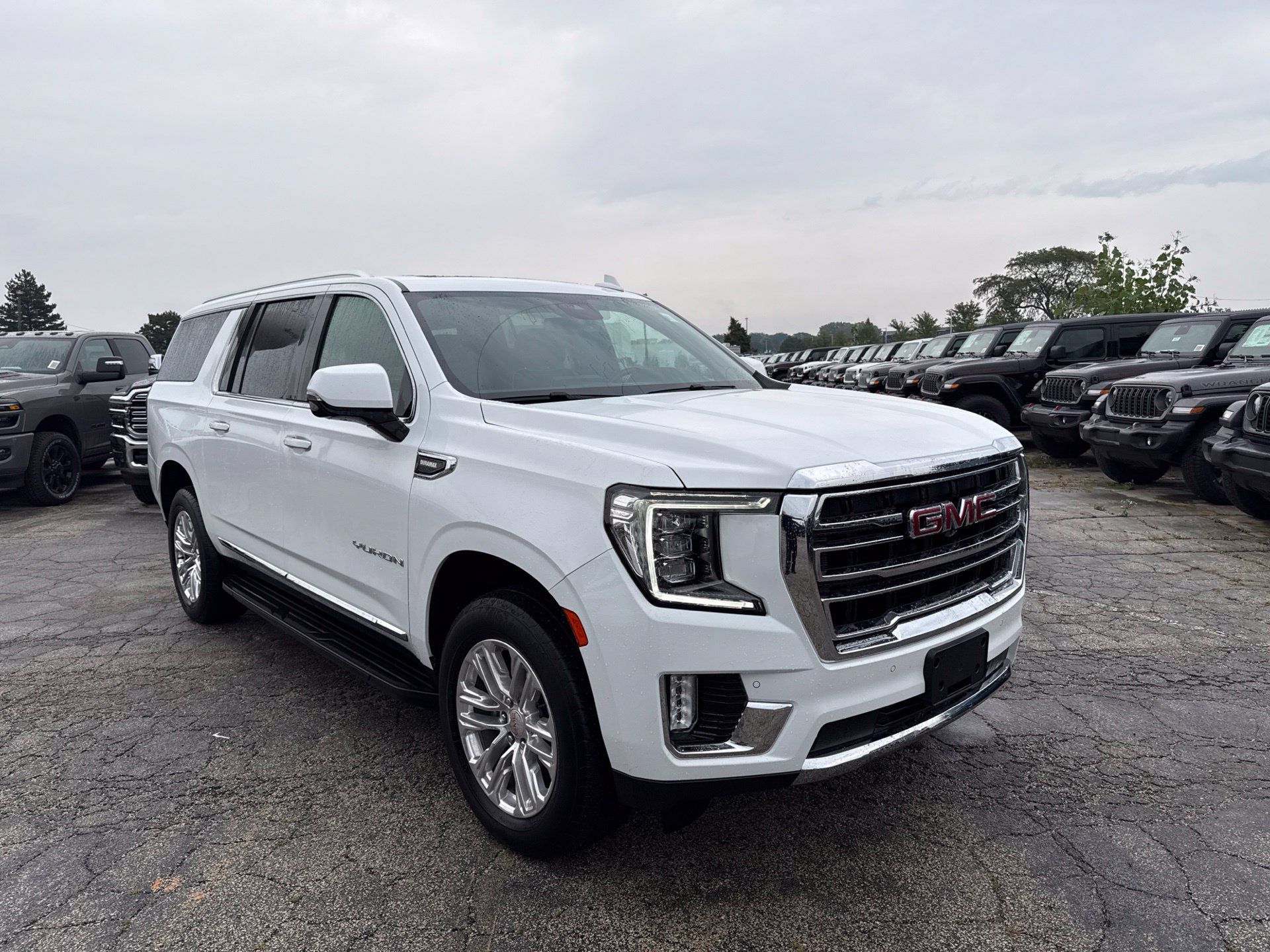 Used 2024 GMC Yukon XL SLT w/ SLT Premium Package AWD/4WD image 4