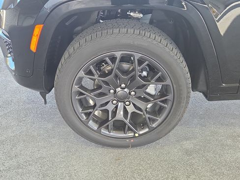 New 2025 Jeep Grand Cherokee Summit image 11
