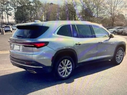 Used 2025 Buick Enclave Preferred FWD image 5