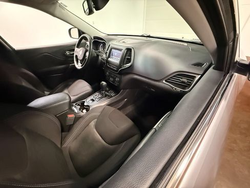 Used 2019 Jeep Cherokee Latitude w/ Comfort & Convenience Group AWD/4WD image 60