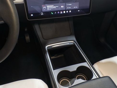 Used 2025 Tesla Model Y Long Range RWD image 17