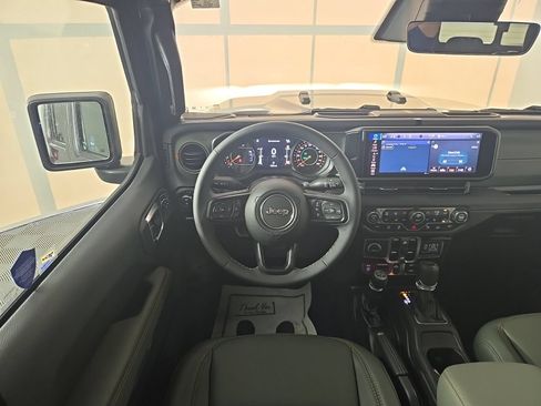 Used 2026 Jeep Gladiator Mojave AWD/4WD image 11