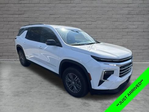 Used 2025 Chevrolet Traverse LT FWD image 1