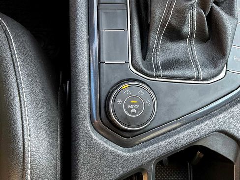 Used 2022 Volkswagen Tiguan SE R-Line image 27