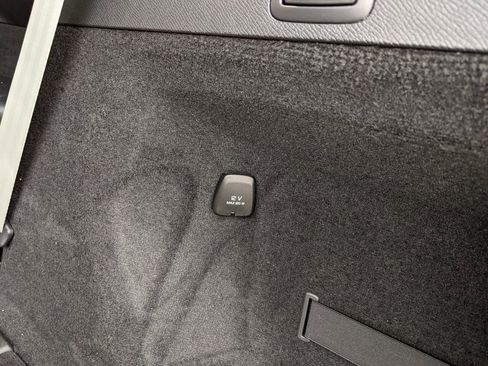 Certified 2025 Volvo XC90 T8 Plus w/ Protection Package Premier image 28