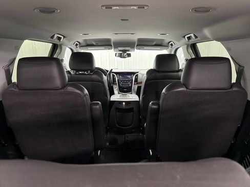 Used 2020 Cadillac Escalade 2WD image 9