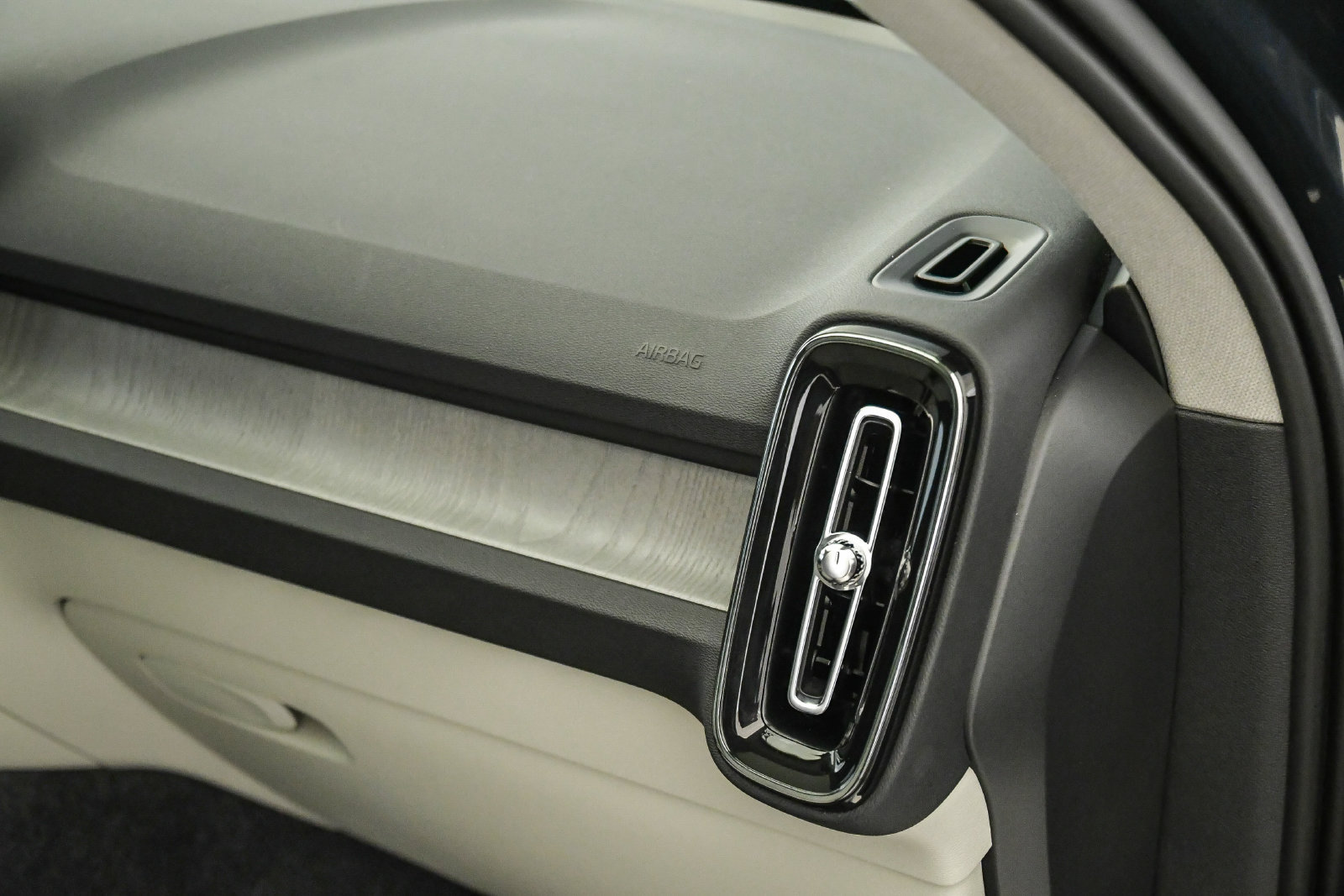 Used 2026 Volvo XC40 B4 Plus w/ Climate Package FWD image 16