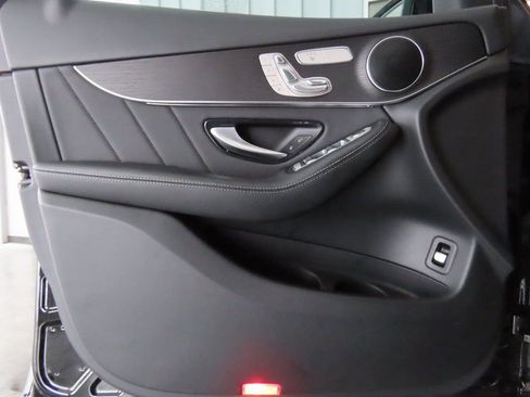 Used 2022 Mercedes-Benz GLC 300 4MATIC image 3