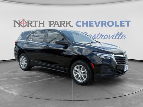 Used 2023 Chevrolet Equinox LS w/ LS Convenience Package FWD image 3