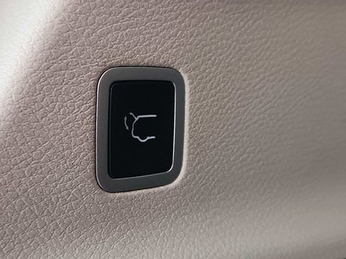 Used 2024 Chrysler Pacifica Touring-L image 28