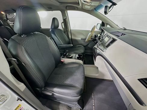 Used 2013 Toyota Sienna SE FWD image 33