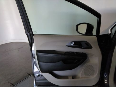 Used 2023 Chrysler Pacifica Touring-L image 26