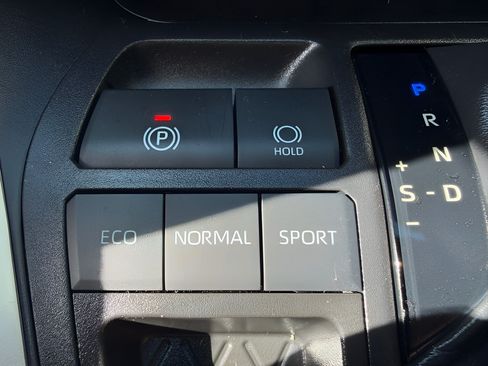 Used 2020 Toyota RAV4 LE FWD image 29